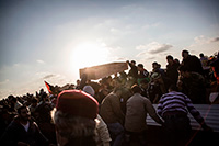Civiles sostienen un ataúd vacío durante el funeral de varios cadáveres pertenecientes a combatientes rebeldes y civiles ejecutados por el ejército libio y enterrados en una fosa común cerca de Brega durante la guerra civil de 2011. Benghazi, Libia, 2012. MANU BRAVO