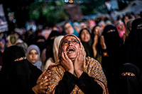 Los partidarios del derrocado presidente egipcio Mohammed Morsi entonan consignas contra el ministro egipcio de Defensa, el general Abdel-Fattah el-Sissi, en el distrito de Nasr city, donde los manifestantes han instalado un campamento y celebran manifestaciones diarias en El Cairo, Egipto, lunes 29 de julio de 2013. FOTO AP / MANU BRAVO