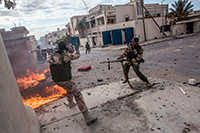 Combatientes rebeldes disparan sus ametralladoras contra las posiciones del Ejército libio en Sirte, Libia, 2011. MANU BRAVO